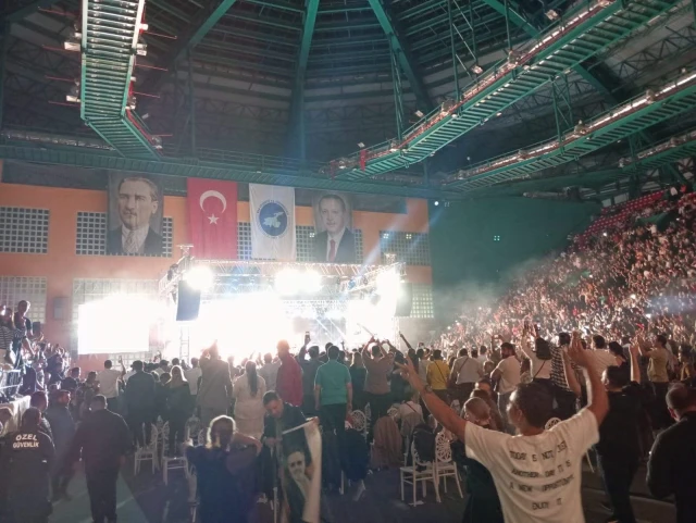 Konsertdə təhlükəli anlar: Qapılar, şüşələr sındırıldı, insanlar ayaq altında qaldı - FOTO/VİDEO
