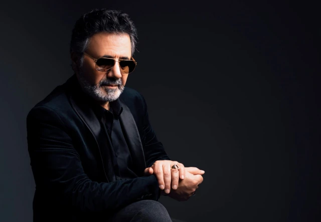 Konsertdə təhlükəli anlar: Qapılar, şüşələr sındırıldı, insanlar ayaq altında qaldı - FOTO/VİDEO