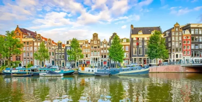 Amsterdamda otel tikintisi qadağan edildi - FOTO