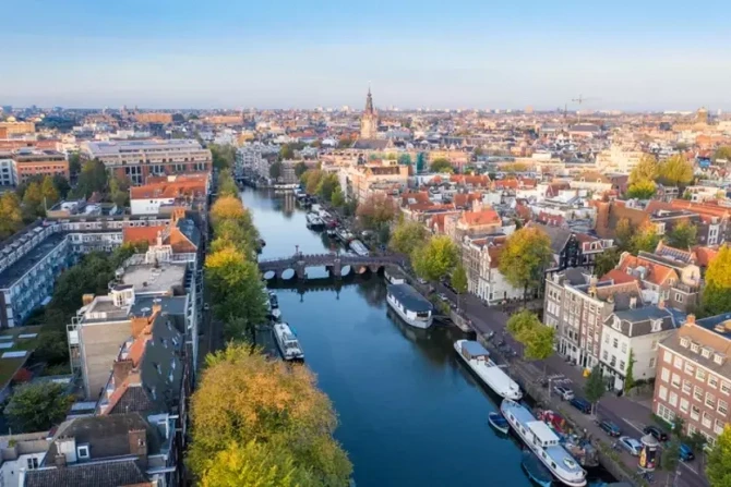 Amsterdamda otel tikintisi qadağan edildi - FOTO