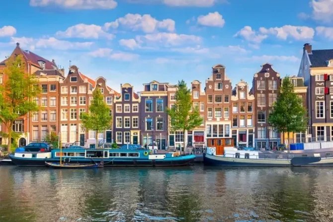 Amsterdamda otel tikintisi qadağan edildi - FOTO