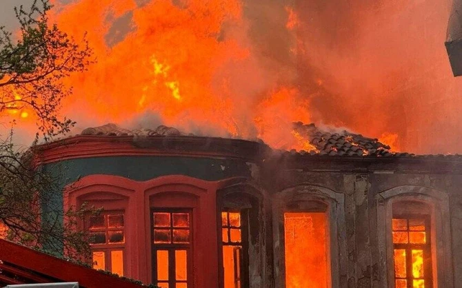 Türkiyədə tarixi bina yanır - FOTO