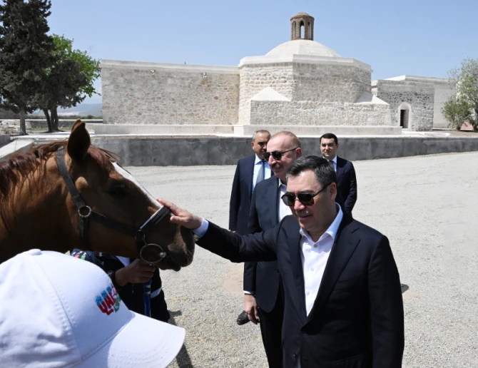 İlham Əliyev Qırğızıstan prezidentinə Qarabağ atı hədiyyə etdi - FOTO