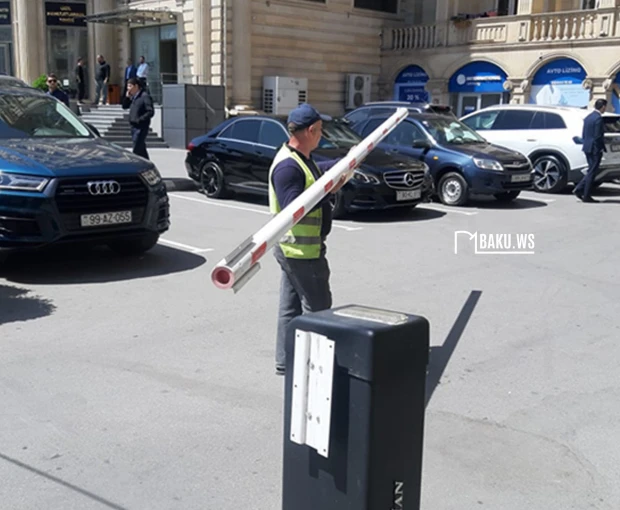 Paytaxtda qanunsuz quraşdırılan şlaqbaum götürülüb - FOTO\VİDEO