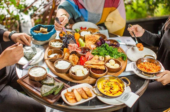 Bakıda ailə ilə şam yeməyi 200 manata başa gəlir: Qiymətlər niyə yüksəkdir? - FOTO