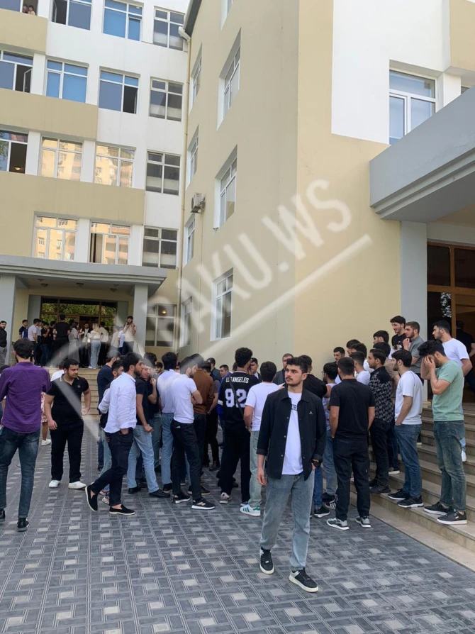 Bakı Biznes Universitetinin oğlan tələbələri saqqala görə dərsə buraxılmadılar - FOTO