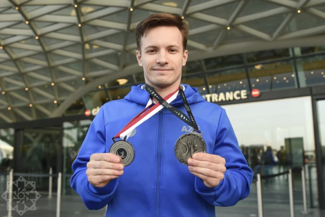 Avropa çempionatında tarixi medal qazanan Azərbaycan gimnastı Vətənə dönüb - FOTO