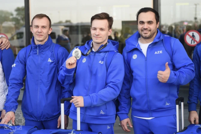 Avropa çempionatında tarixi medal qazanan Azərbaycan gimnastı Vətənə dönüb - FOTO