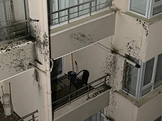 Binanın qarajından çıxan avtomobil qarşıdakı binanın 3-cü mərtəbəsinə çırpıldı - FOTO
