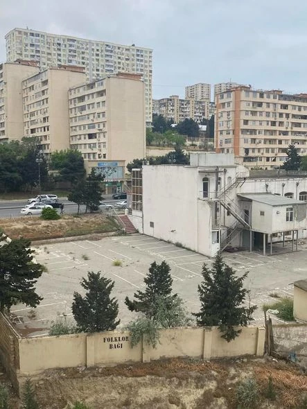 Bakıda məşhur şadlıq sarayı SÖKÜLÜR - FOTO Bakıda məşhur şadlıq sarayı SÖKÜLÜR - FOTO