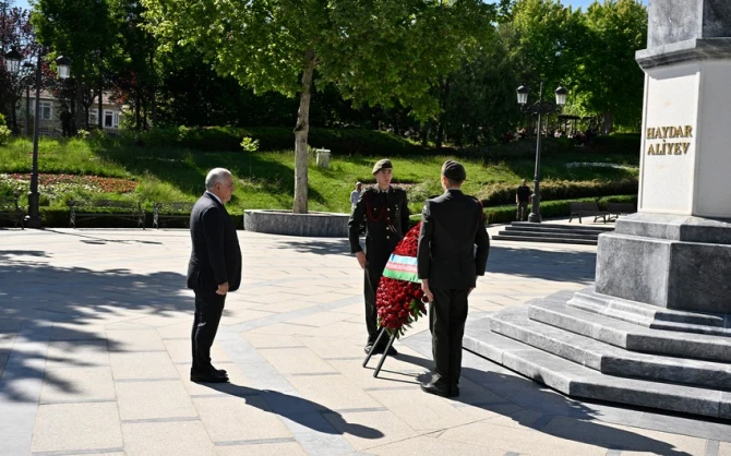 Baş nazir Əli Əsədov Ankarada ümummilli lider Heydər Əliyevin abidəsini ziyarət edib - FOTO