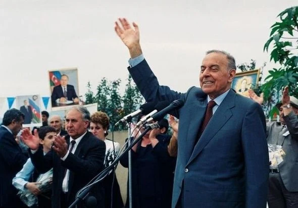 Zəfər yoluna işıq salan mayak - FOTO