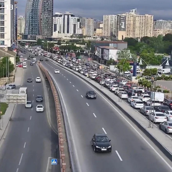 Bakının bu yollarında tıxac yaranıb - SİYAHI