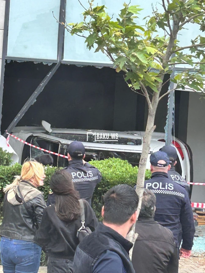 Bakıda mağazaya girən maşın aşdı - FOTO/VIDEO