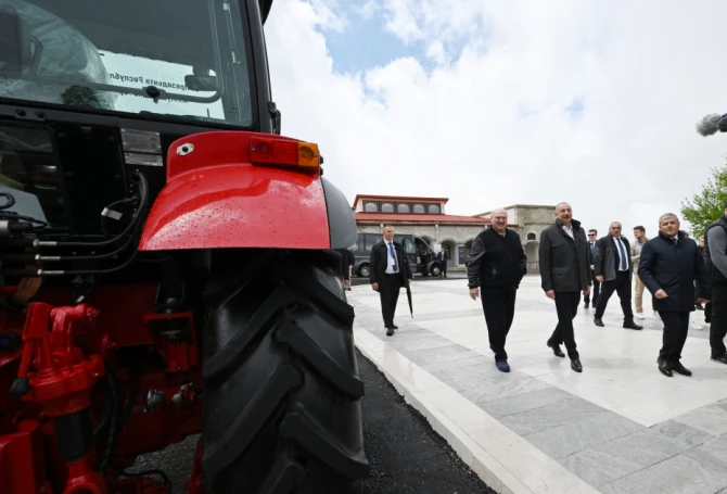 Aleksandr Lukaşenko Şuşaya traktor bağışlayıb - FOTO
