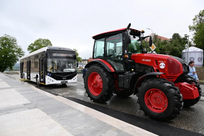 Aleksandr Lukaşenko Şuşaya traktor bağışlayıb - FOTO
