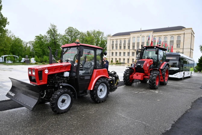 Aleksandr Lukaşenko Şuşaya traktor bağışlayıb - FOTO