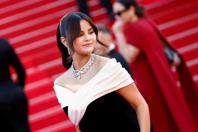 9 dəqiqə alqışlanan Selena Qomez göz yaşlarını saxlaya bilmədi - FOTO