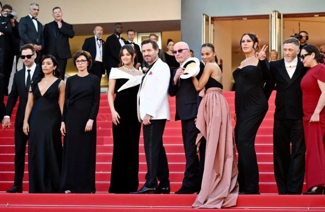 9 dəqiqə alqışlanan Selena Qomez göz yaşlarını saxlaya bilmədi - FOTO