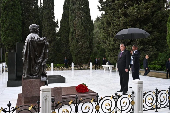 Tacikistan Prezidenti Fəxri xiyabanda Ulu Öndərin məzarını ziyarət edib - FOTO