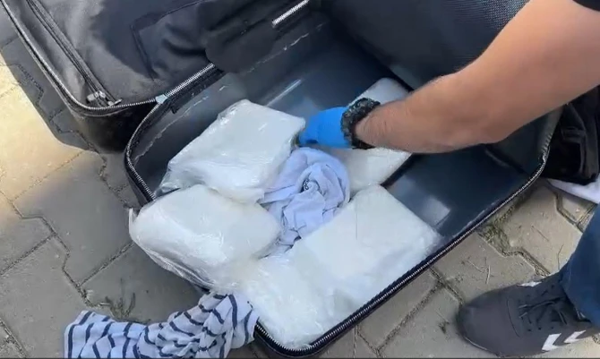 Avtomobildəki çamadandan 5 kiloqrama yaxın narkotik tapıldı - FOTO