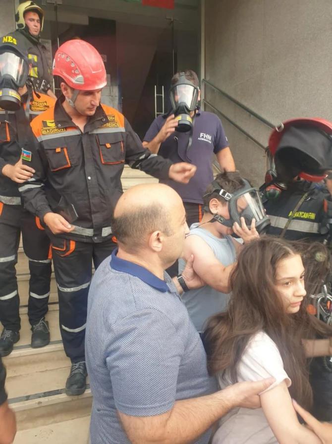 Bakıda çoxmənzilli yaşayış binasında yanğın - FOTO/VİDEO