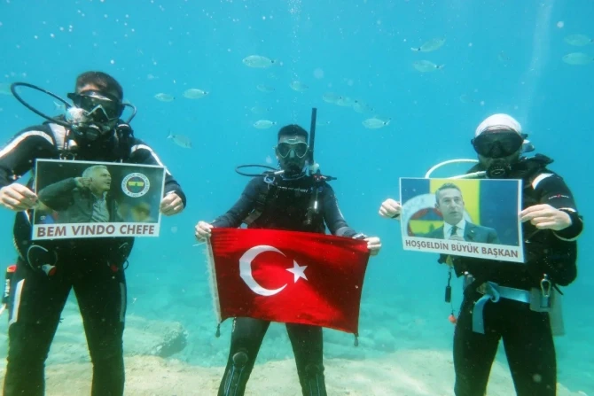 Çılğın azarkeşlər dənizin dibində Ali Koç və Mourinyo pankartı açdılar - FOTO