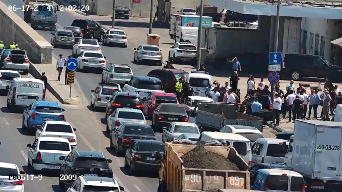 Ziya Bünyadov prospektində yol qəzası olub, sıxlıq yaranıb - FOTO