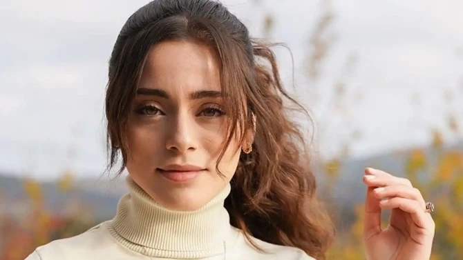 Hande Erçeli geridə qoyan Sıla 
