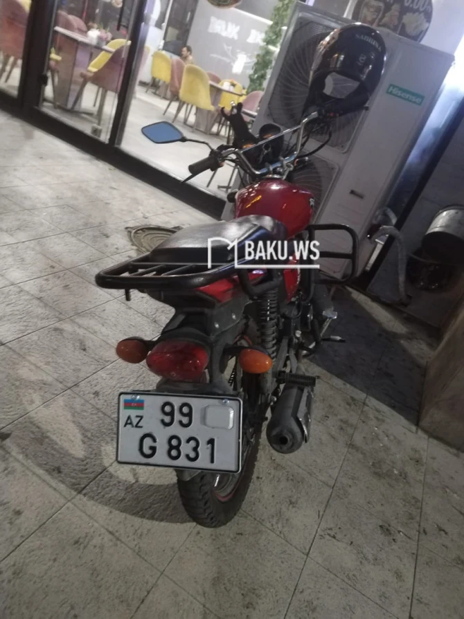Bakıda gəncin motosikleti blokun qarşısından oğurlandı - FOTO