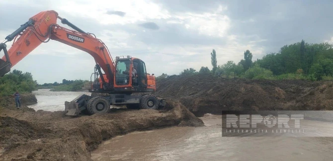 Yevlaxda sel səbəbindən məcrası genişlənən çayın yatağı qazılaraq əvvəlki hala salınıb - FOTO