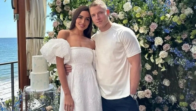 Amerikalı futbolçu çimərlikdə evləndi - FOTO