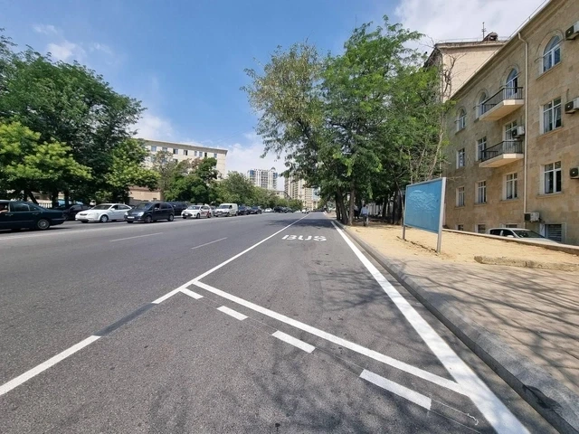 Sürücülərin NƏZƏRİNƏ: Bakının mərkəzi küçələrindən daha birində avtobus zolağı çəkildi - FOTO