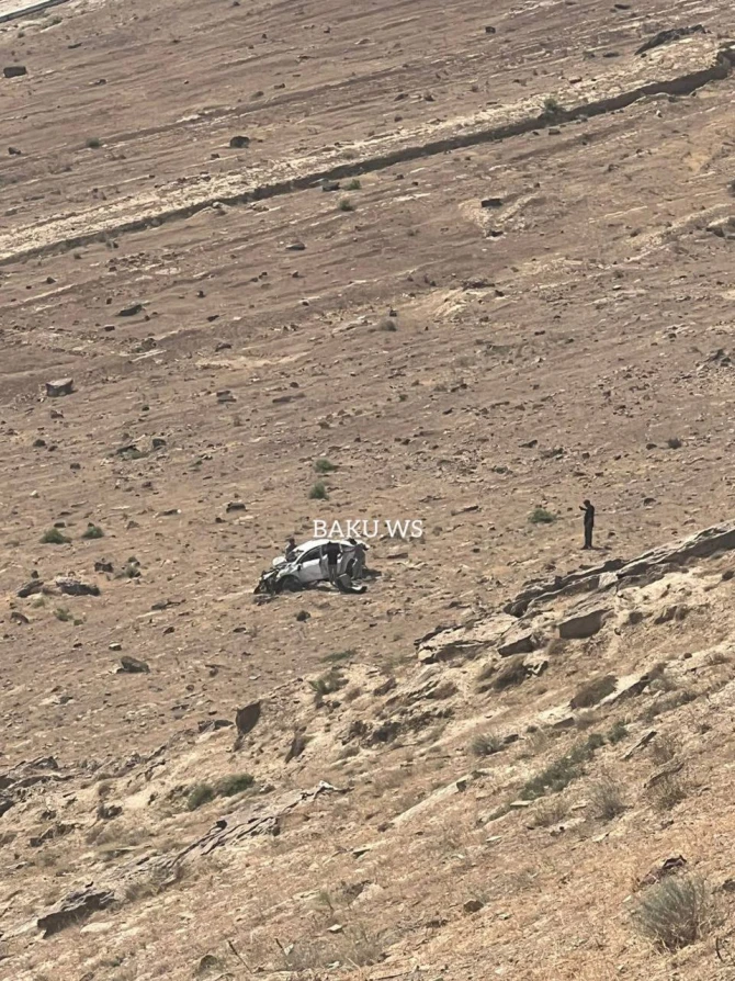 Bakıda QƏZA: Maşın dərəyə aşdı - FOTO