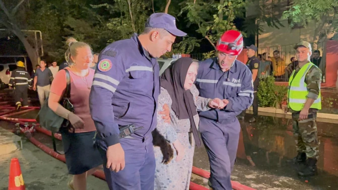 Paytaxtda çoxmərtəbəli binada yanğın olub - YENİLƏNİB/FOTO-VİDEO
