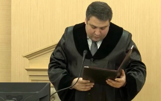 Sabiq vəzifəli şəxs ağır cinayətlərdə təqsirli bilindi, şərti cəza aldı - FOTO