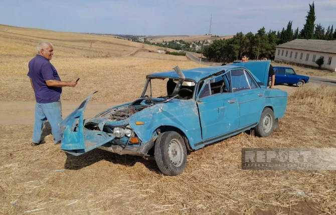 Cəlilabadda minik avtomobili aşıb, sürücü xəsarət alıb - FOTO