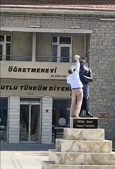 Atatürkün heykəlinə daş atan şəxs saxlanıldı - FOTO