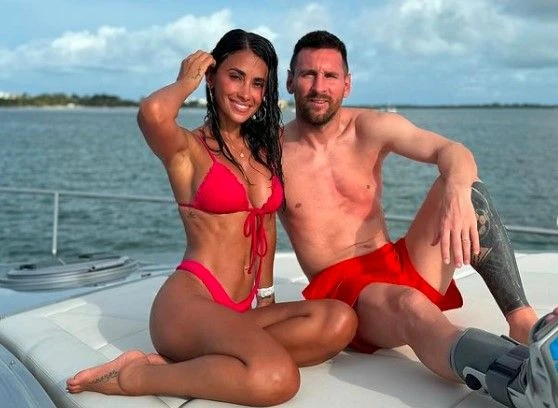 Messi və həyat yoldaşı Antonellanın yaxtada istirahət FOTOları