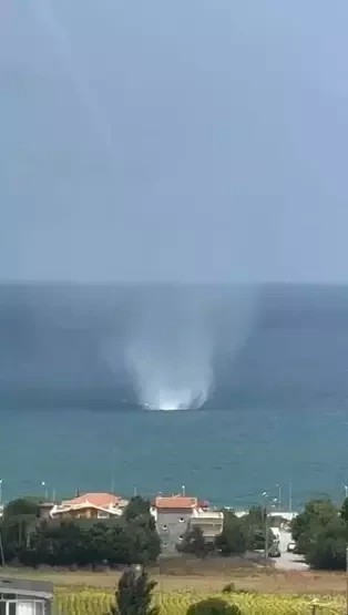 İstanbul sahillərində yaranan tornado ANBAAN GÖRÜNTÜLƏNİB - FOTO