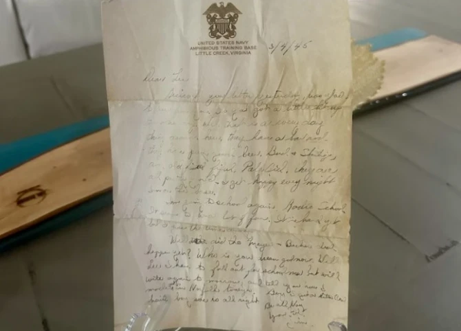 Женщина нашла на берегу бутылку с посланием из 1945 года - ФОТО