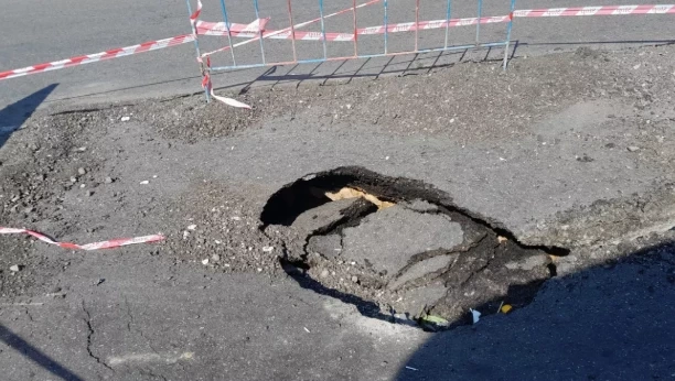В центре Баку провалился участок дороги
