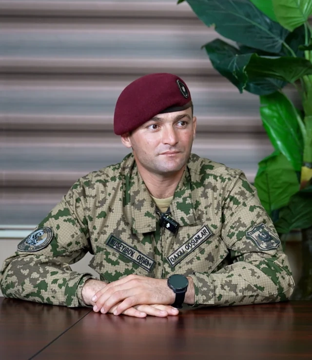 DİN Daxili Qoşunlarının hərbi qulluqçusu: 