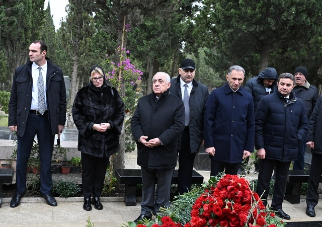 Əli Əsədov AZAL təyyarəsinin həlak olan ekipaj üzvlərinin məzarlarını ziyarət edib