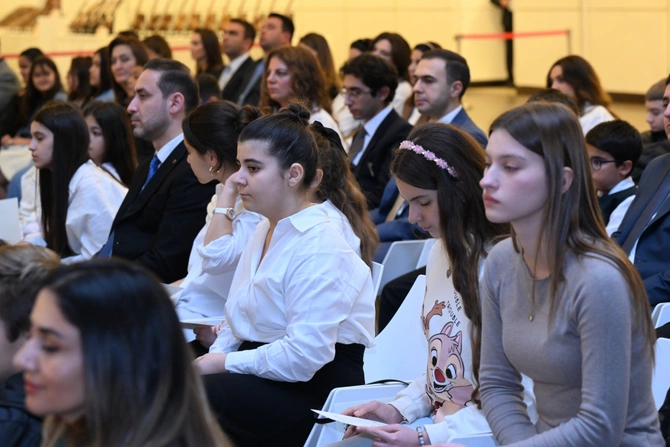 Heydər Əliyev Fondunun dəstəyi ilə alınan musiqi alətlərinin təqdimatı olub Heydər Əliyev Fondunun dəstəyi ilə alınan musiqi alətlərinin təqdimatı olub