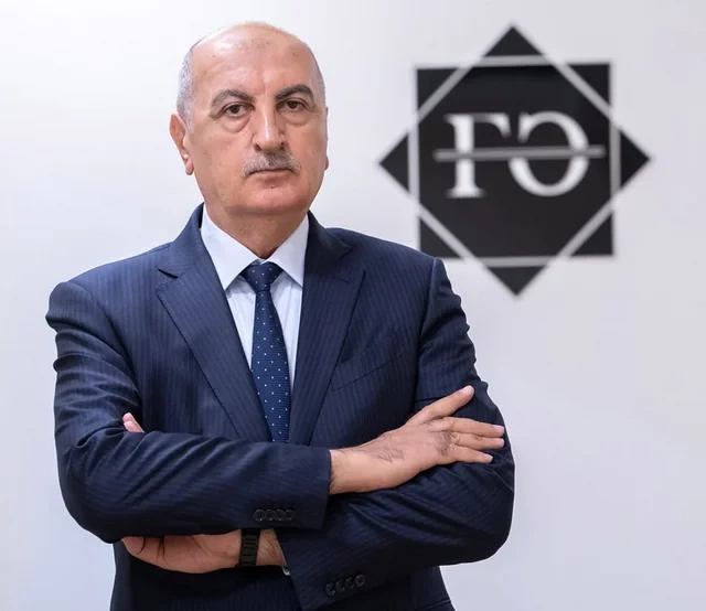 Bakıda dəbdəbəli toyu olan bəyin atası GÖRÜN KİM İMİŞ