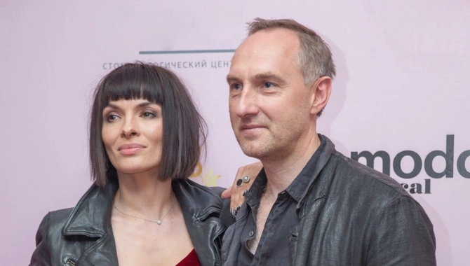 Evli iş adamı ilə eşq yaşayan və hazırda ektrasens olan MÜĞƏNNİNİN HEKAYƏSİ