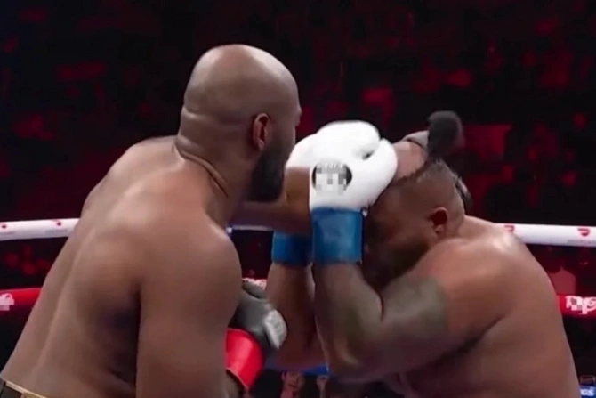 Nyu-Yorkda boks gecəsində yarışçının pariki ringdə düşdü