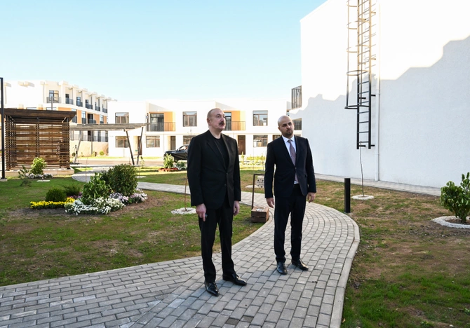Prezident Zəngilan şəhərində 104 mənzilli yaşayış kompleksində görülmüş işlərlə tanış olub Prezident Zəngilan şəhərində 104 mənzilli yaşayış kompleksində görülmüş işlərlə tanış olub