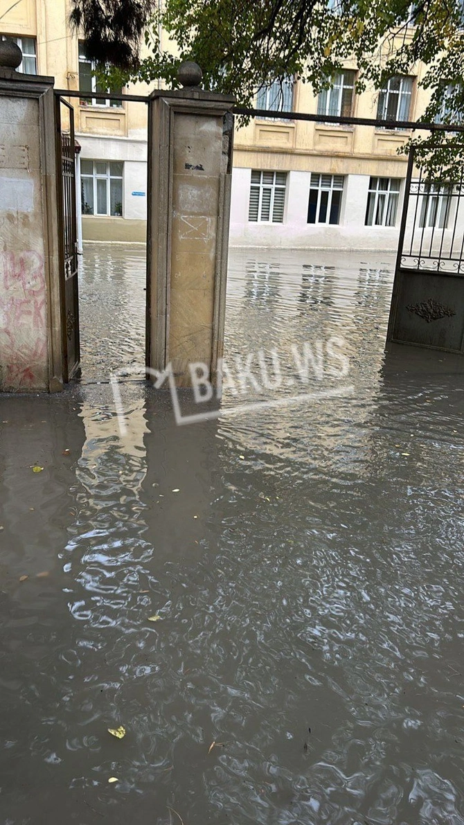 Yağışdan sonra paytaxtın orta məktəblərindən birinin həyəti nəhəng gölü xatırlatdı